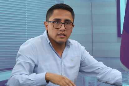 Andrés Quishpe, presidente de la UNE, durante un pronunciamiento público sobre la situación del magisterio fiscal.