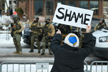 Agentes de la Policía de Minneapolis en la escena donde una mujer fue disparada y asesinada por un agente de Inmigración y Aduanas (ICE) en Minnesota, EE. UU.