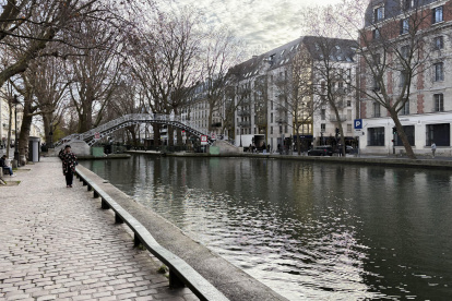 Vista del canal San Martín, en París, con la pasarela Jane Birkin al fondo, que es la más antigua del canal y que recibió este nombre el sábado 13 de diciembre de 2025.