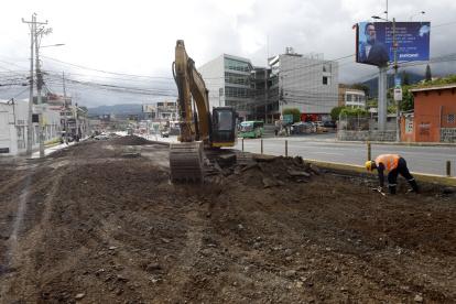 La primera fase de intervención en la Oswaldo Guayasamín durará 20 días en la calzada sentido valle-Quito, en el sector del centro comercial Scala.