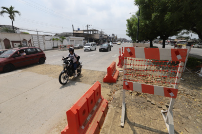 En este punto han ocurrido siniestros viales de motociclistas, según denunciaron moradores. La obra se extiende por Samanes 1, en el norte de Guayaquil.