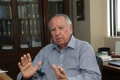 Fue superintendente de Compañías entre los años 1997 y 1998.  Es doctor en Jurisprudencia.