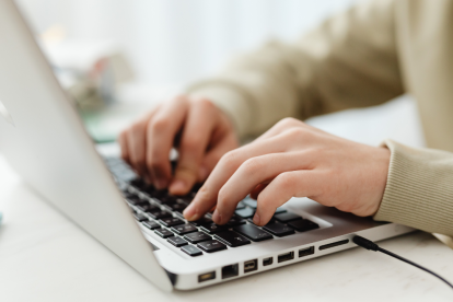 Imagen referencial de un usuario postulando a una vacante del sector público a través del portal Encuentra Empleo.