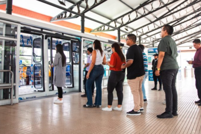 Usuarios esperan en estaciones del sistema de transporte masivo, mientras el Municipio analiza la posible Troncal 5