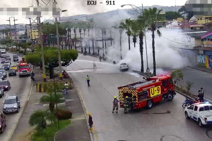 Un vehículo se incendió en la avenida Francisco de Orellana, en el norte de Guayaquil, la mañana de este jueves 8 de enero.