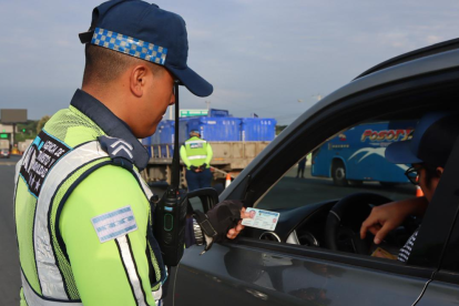 Imagen referencial en la Av. Juan Tanca Marengo, donde ya se aplican rutas alternas por obras del nuevo paso elevado.