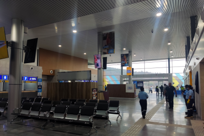 La nueva terminal terrestre Costa tiene sala de espera e islas para venta de alimentos a los pasajeros.