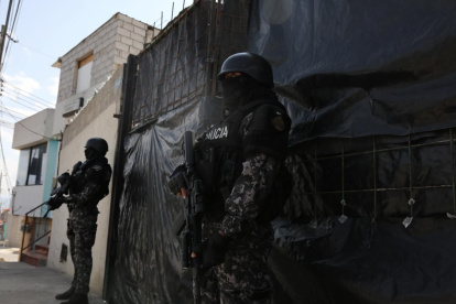 Policías custodian la escena en donde ocurrió el crimen del taxista.