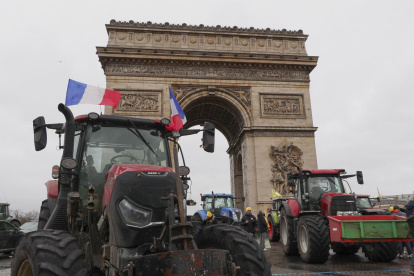 Agricultores galos protestan, junto al Arco del Triunfo de París este jueves, en contra del acuerdo de la Unión Europea con Mercosur.