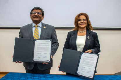 El ministro de la Producción, Luis Alberto Jaramillo, y Ana Cecilia Alvarado, gerente general de Ecuastudios, durante el acto de suscripción de un contrato de inversión en la industria audiovisual.