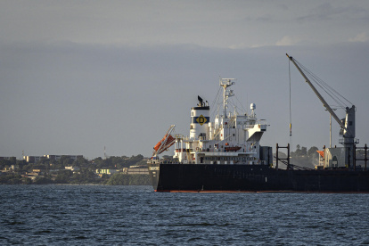 Fotografía que muestra un buque petrolero navegando en el Lago de Maracaibo este jueves, en Maracaibo (Venezuela).