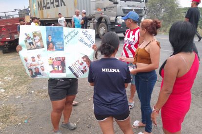 Con carteles, familiares de los jóvenes desaparecidos protestaron para exigir avances en la investigación de las autoridades sobre su paradero.