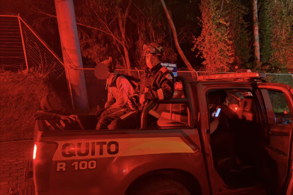 Bomberos de Quito rescataron a tres personas en la Zona de Protección Belisario, cerca del Teleférico.
