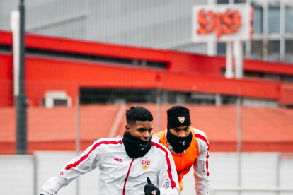 Jeremy Arévalo podría debutar en la Bundesliga con Stuttgart ante Leverkusen.