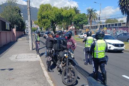 Tras el asesinato del guardia en el sector de la República de El Salvador, se realizaron operativos a motociclistas.