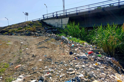 Más de 7.000 colaciones escolares fueron arrojadas junto al Puente Nuevo, en el barrio 13 de Abril del cantón Ventanas, días atrás.
