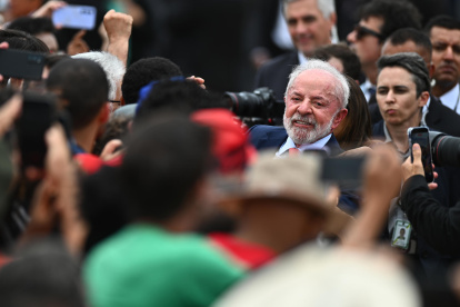 El presidente de Brasil, Luiz Inácio Lula da Silva (c), saluda este jueves, frente al Palacio del Planalto en Brasilia (Brasil).