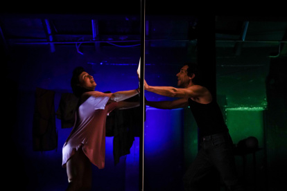 La obra se inscribe en el teatro documental y se construye a partir del archivo noticioso de la época.