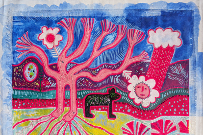 Cristina Salas trabaja con medios mixtos que incluyen dibujo, pintura, fibras, cerámica, mosaicos y objetos encontrados.