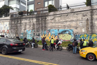La AMT ejecuta controles a motociclistas en distintos sectores de Quito para reducir siniestros viales.