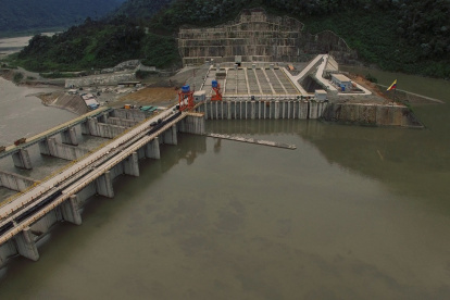 Coca Codo Sinclair tiene capacidad para generar hasta 1.500 megavatios (MW) y cubre alrededor del 30 % de la demanda de electricidad de Ecuador.