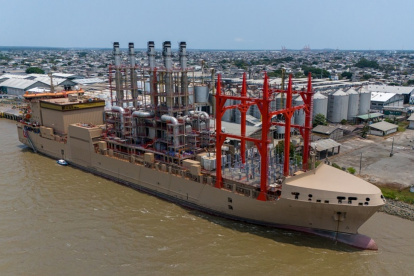 Desde agosto de 2024, el Gobierno ha rentado tres barcazas para generar energía térmica (foto referencial).