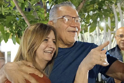 Esta fotografía cortesía de la familia Márquez muestra al ex candidato presidencial venezolano Enrique Márquez (derecha) abrazando a su esposa, Sonia Lugo, después de su liberación en Caracas el 8 de enero de 2026.