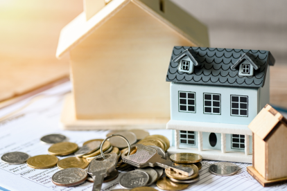 Referencial.Miniaturas de casas, monedas y llaves ilustran las decisiones financieras detrás de un crédito hipotecario en Ecuador.