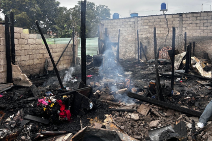 Vivienda del barrio 18 de Octubre quedó destruida tras ataque armado e incendio en Machala.