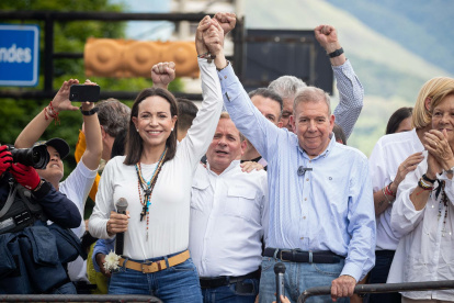 Foto del 30 de julio de 2024 de la líder opositora María Corina Machado junto al candidato presidencial Edmundo González Urrutia, durante un acto en Caracas (Venezuela).