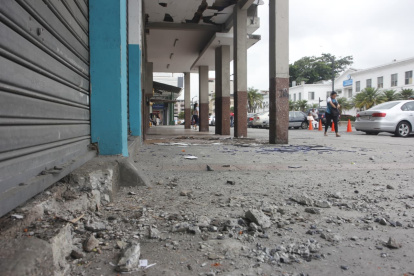Ataque con artefacto explosivo causó daños materiales en un negocio del centro de Guayaquil.