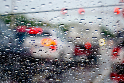 Referencial. Guayaquil bajo agua: la lluvia reaparece tras semanas de calor sofocante, sorprendiendo a conductores y peatones.