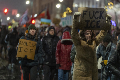 Una persona sostiene un cartel durante una manifestación en rechazo a los operativos del Servicio de Inmigración y Control de Aduanas (ICE) en Minneápolis (EEUU).
