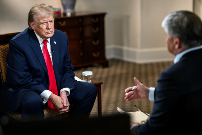 El presidente de EE.UU., Donald Trump, durante una entrevista con el periodista Sean Hannity este jueves, en Washington (EE.UU.).