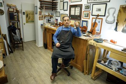 Francisco González, en su taller de arquetería, donde fabrica y arregla instrumentos musicales realizados con palo de Brasil, un material en peligro de extinción.