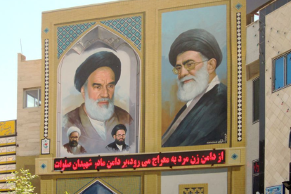 Retratos del poder religioso: mural en Qom muestra a Khomeini y Khamenei, figuras clave del liderazgo iraní desde 1979.
