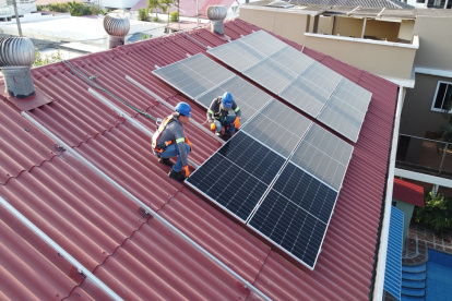 Estos sistemas permiten a una persona, empresa o institución producir su propia energía eléctrica.