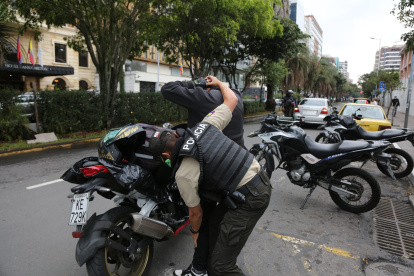 Tras el crimen del guardia, los operativos a motociclistas se intensificaron.