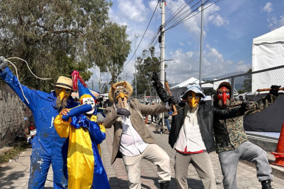 Los payasos, las viejas y los viejos se mantienen como los personajes infaltables en la fiesta.