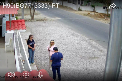 La asambleísta Mónica Palacios grabó videos en los exteriores de la casa de la madre de la secretaria de la Administración Pública, Cynthia Gellibert.