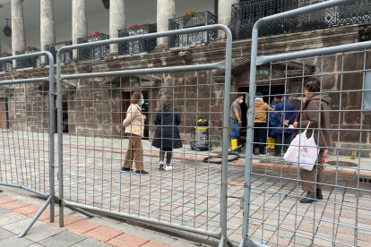 Ayer, un equipo técnico revisó algunos locales de los bajos del Palacio de Carondelet, para retirar agua acumulada y evaluar los daños por humedad. Llevan más de dos años cerrados.