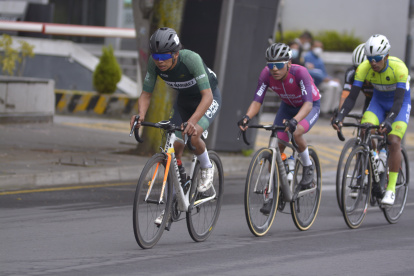 El ciclista Elvis Cotacachi tomó la decisión de parar su pretemporada y planificación del año, para dedicarse a buscar ayuda para su padre, quien sufre de cáncer.