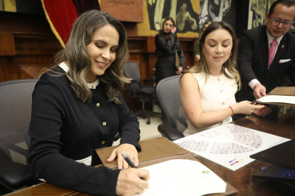 La vicepresidenta de la Asamblea, Mishell Mancheno (d), también se hizo eco de los cuestionamientos contra Alexandra Villacís (i), suplente de Godoy.