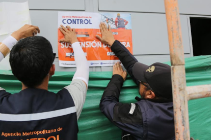 En Santos Pamba, en Quitumbe, personal de la AMC inspeccionó cuatro construcciones; revisaron que cuenten con los permisos.