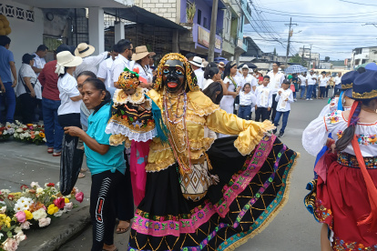Festejo. El colorido desfile en Quinindé une a personajes populares de la cultura de la costa, sierra y oriente.