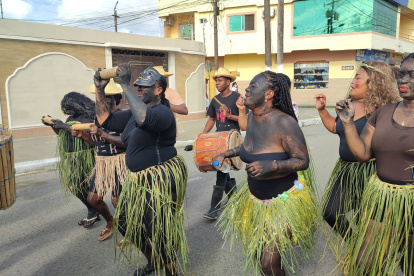 Tradición. Decenas de estudiantes participaron del desfile.