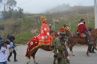 Desfile. Los Reyes Magos recorren Simiatug acompañados por bandas de pueblo y comunidades.