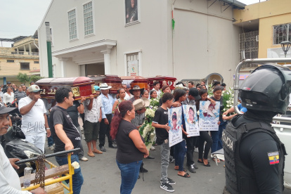 El sepelio de las cuatro víctimas se dio luego de que los féretros recorrieron las calles de la cabecera cantonal, entre el dolor de sus conocidos y el resguardo policial.