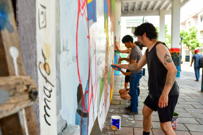 El muralista chileno Sofrenia pintó el mural Raymi, en el centro de Guayaquil, que representa a las cuatro regiones de Ecuador.
