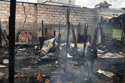 Los atacantes primero dispararon contra la familia y luego incendiaron la casa.